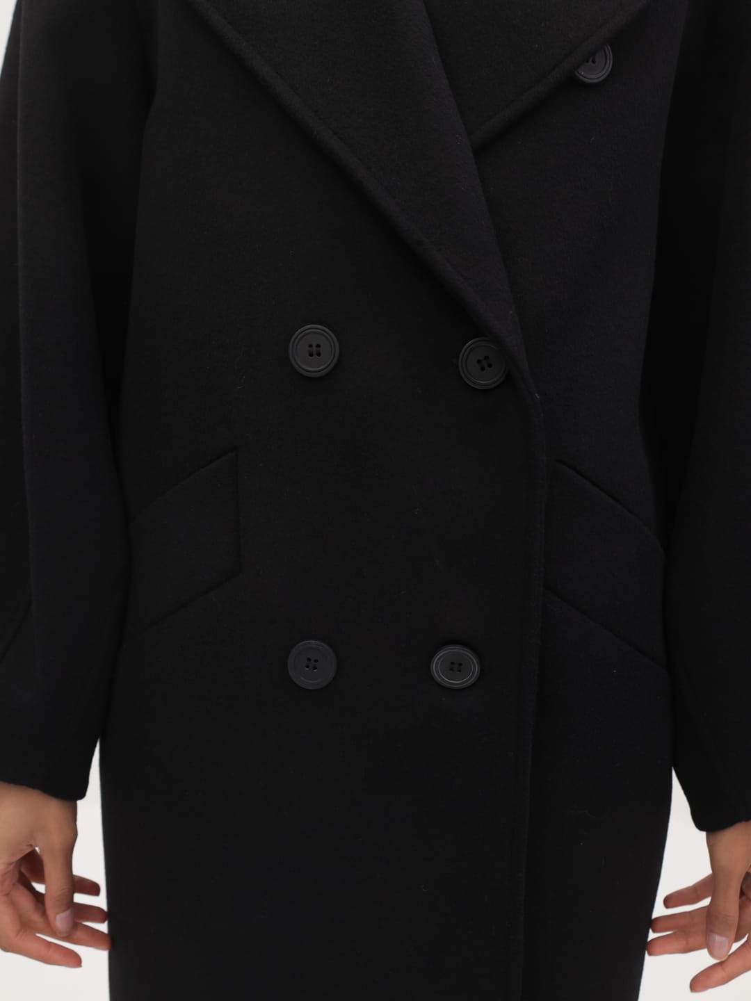 Утеплённое пальто кокон в черном цвете_4