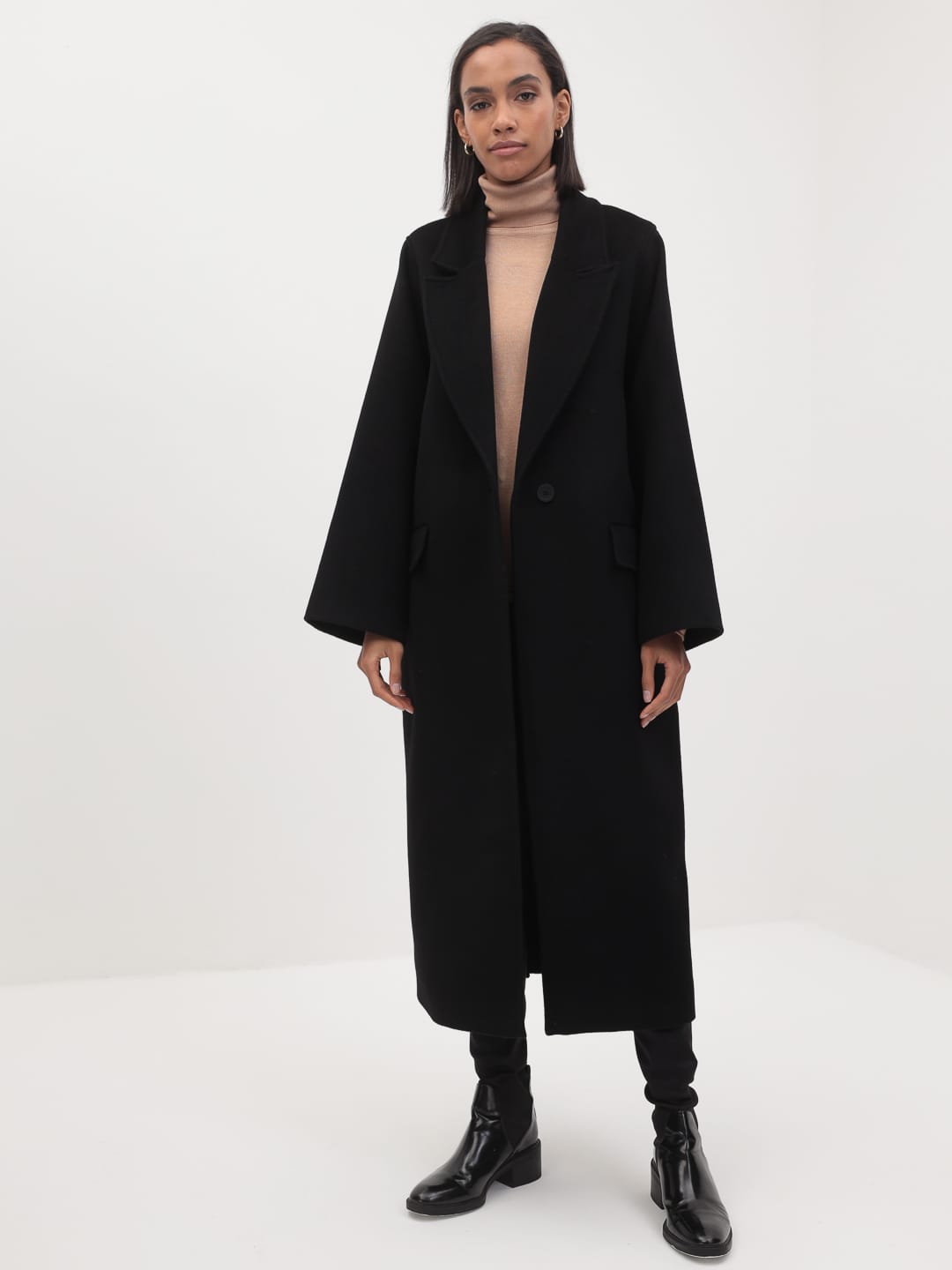 Утеплённое пальто с широкими рукавами в чёрном цвете_1