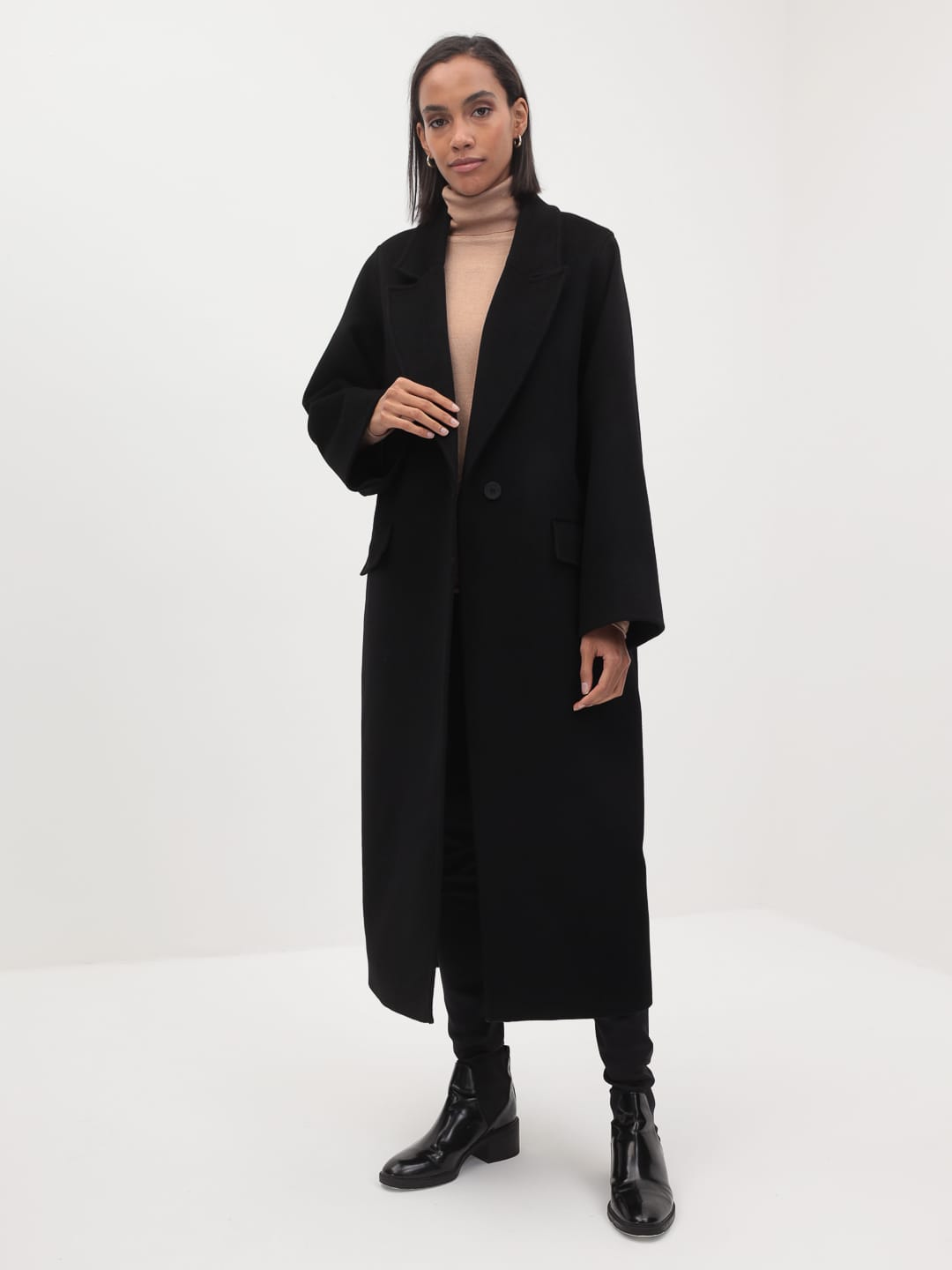 Утеплённое пальто с широкими рукавами в чёрном цвете_2