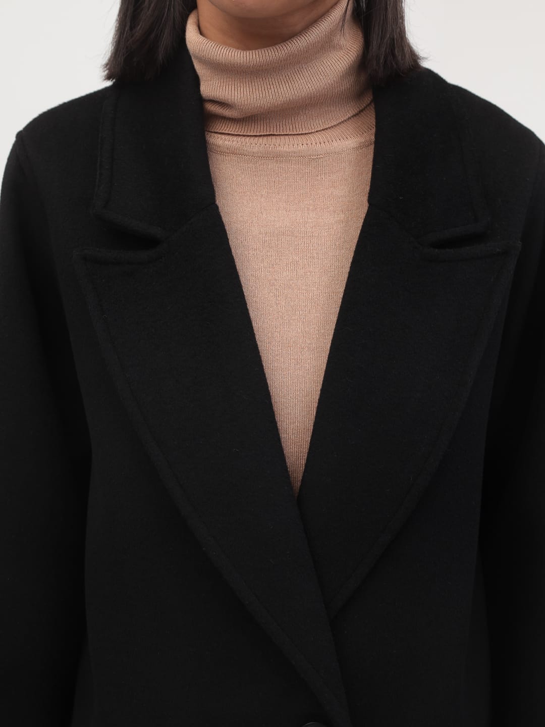 Утеплённое пальто с широкими рукавами в чёрном цвете_3