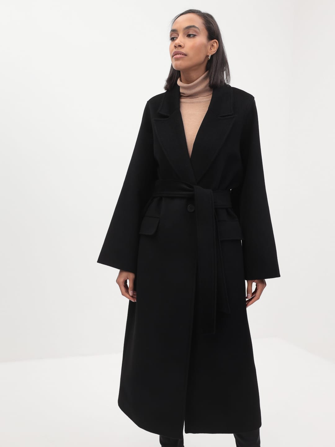 Утеплённое пальто с широкими рукавами в чёрном цвете_4