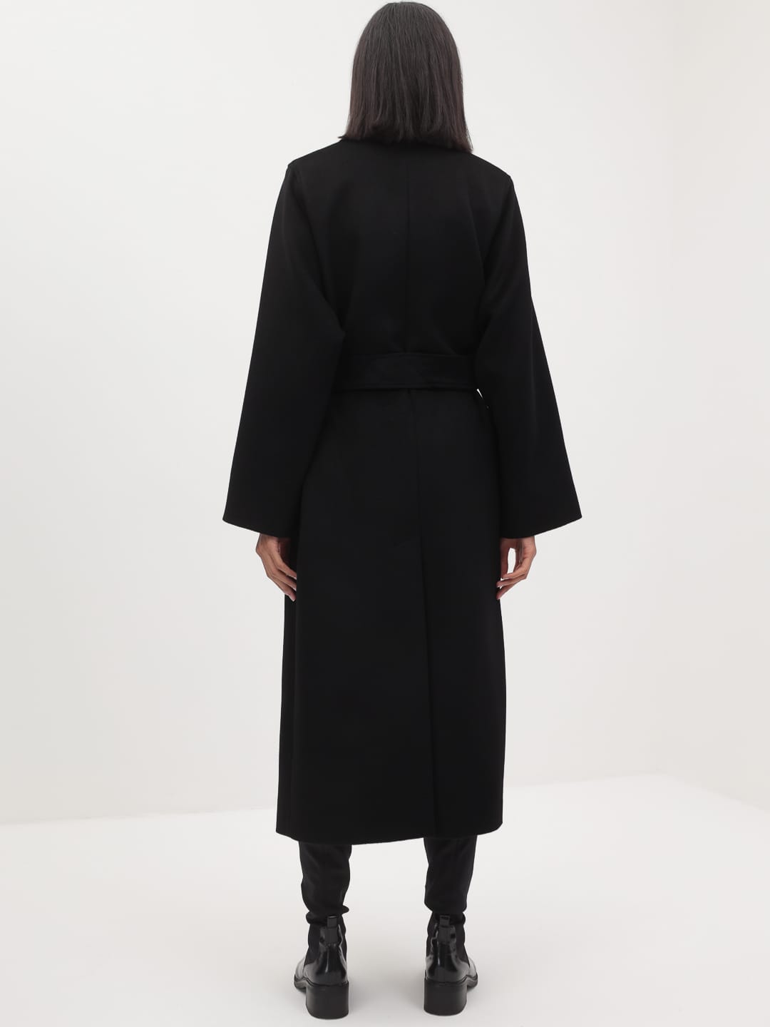 Утеплённое пальто с широкими рукавами в чёрном цвете_5
