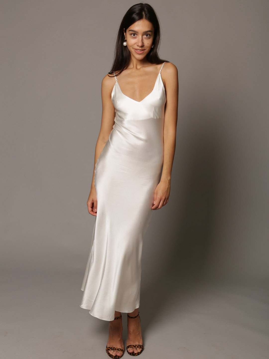 Платья белые шелка. Белое шелковое платье. Атласное платье на бретельках. Белое платье комбинация. Белое платье на тонких бретельках.